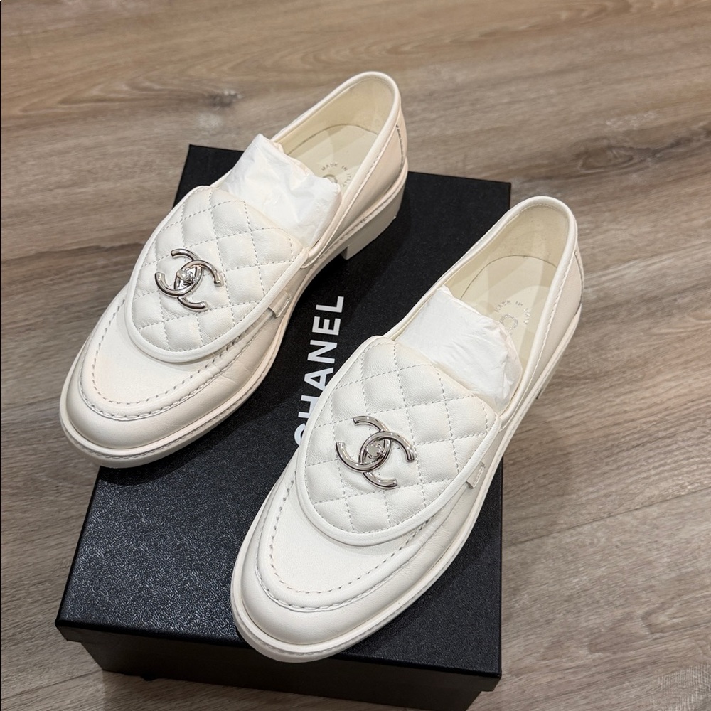 CHANEL Interlocking CC Logo Leather Loafers